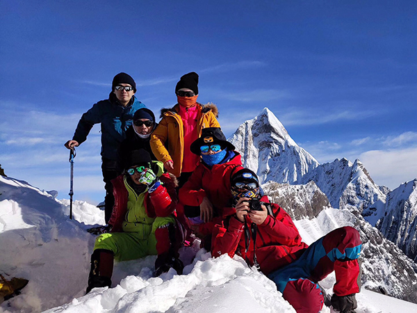 中国地质大学登山队登顶四姑娘山峰