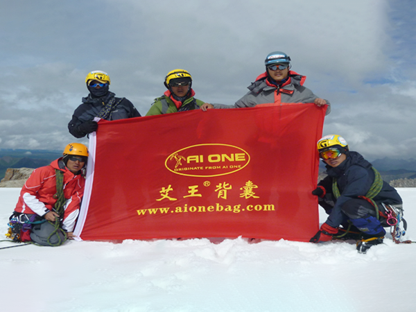 中国地质大学2011年登顶四川雀儿山
